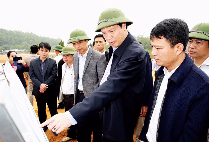 Chủ tịch UBND tỉnh Nguyễn Đức Long kiểm tra tiến độ thi công cao tốc Hạ Long - Vân Đồn. Ảnh: Đỗ Phương