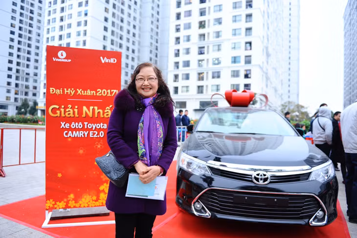 Bà Lý Hoài Thu (63 tuổi) ở Thanh Xuân, Hà Nội trúng Camry vì chăm chỉ mua… rau sạch.
