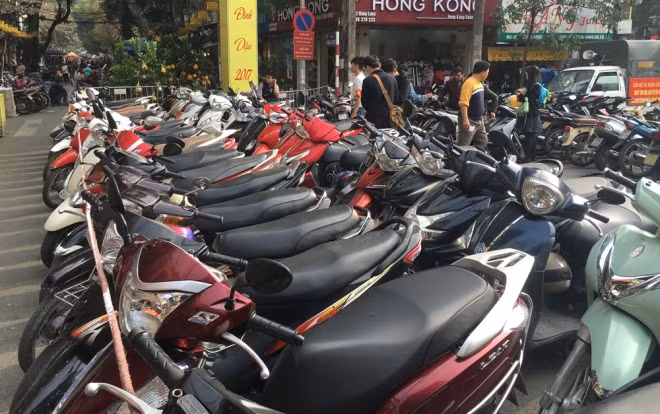 Một khu được quây lại để trông xe cho khách đi mua sắm ở phố cổ, giá 10.000 đồng/xe máy.