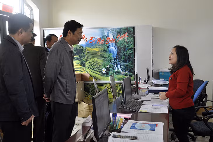 Đồng chí Nguyễn Văn Đọc, Bí thư Tỉnh uỷ, Chủ tịch HĐND tỉnh, kiểm tra hoạt động của bộ phận một cửa hiện đại tại xã Đồng Tâm (huyện Bình Liêu).