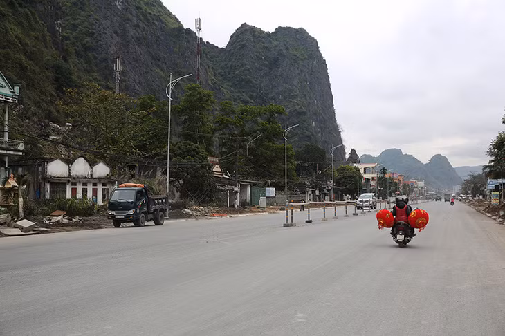 Đoạn qua phường Quang Hanh (TP Cẩm Phả) chưa hoàn chỉnh hệ thống giải phân cách, song nền đường đã cơ bản hoàn thành với 4 làn xe.