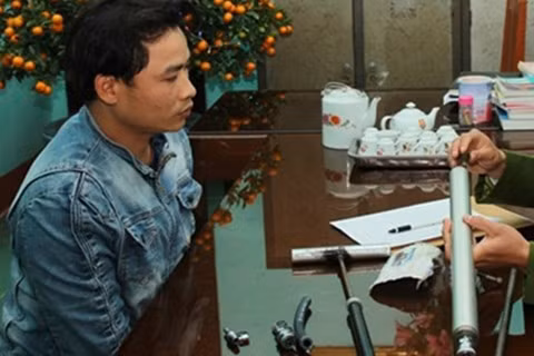 Đối tượng Vinh cùng tang vật vụ việc
