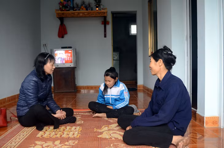 Gia đình chị Vũ Thị Hợi, tổ 4, khu Bình Sơn, phường Cẩm Sơn trong ngôi nhà mới khang trang.