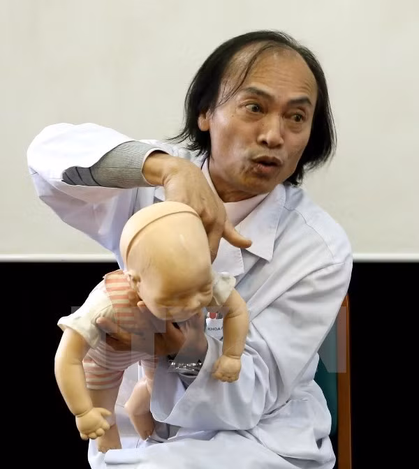 Phó giáo sư Nguyễn Tiến Dũng – Nguyên Trưởng Khoa Nhi (Bệnh viện Bạch Mai) hướng dẫn cách sơ cứu khi trẻ bị hóc dị vật.