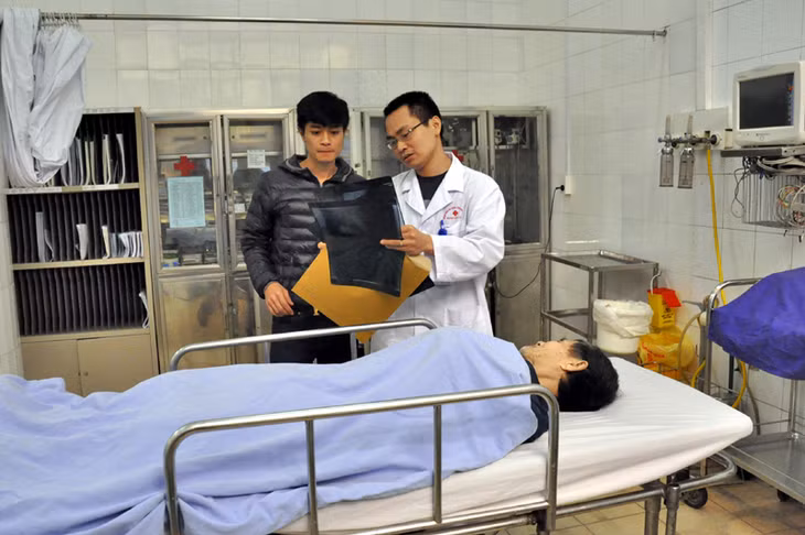 Khoa Cấp cứu, Bệnh viện Đa khoa tỉnh là nơi đầu tiên tiếp nhận, khám, điều trị cho bệnh nhân trong những ngày Tết. Trong ảnh: Bác sĩ giải thích cho người nhà bệnh nhân về tình trạng chấn thương của người bệnh tại Khoa Cấp cứu, Bệnh viện Đa khoa tỉnh.