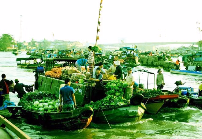 Chợ nổi Cái Răng (TP.Cần Thơ) mỗi ngày có từ 300-400 ghe, tàu buôn bán, kinh doanh hàng hóa. Hơn 100 năm hình thành và phát triển, chợ nổi Cái Răng trở thành một trong những điểm du lịch hấp dẫn của miền Tây. Ảnh: Quốc Trung.