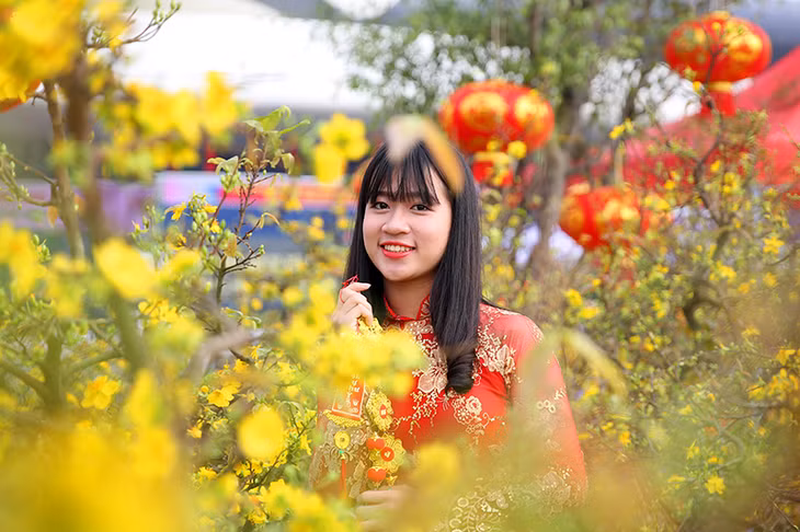 Thiếu nữ khoe sắc cùng hoa xuân