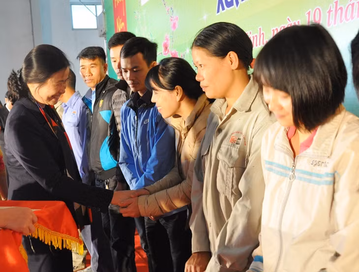 Đồng chí Đỗ Thị Hoàng, Phó Bí thư Thường trực Tỉnh ủy trao tặng quà cho CNLĐ có hoàn cảnh khó khăn.