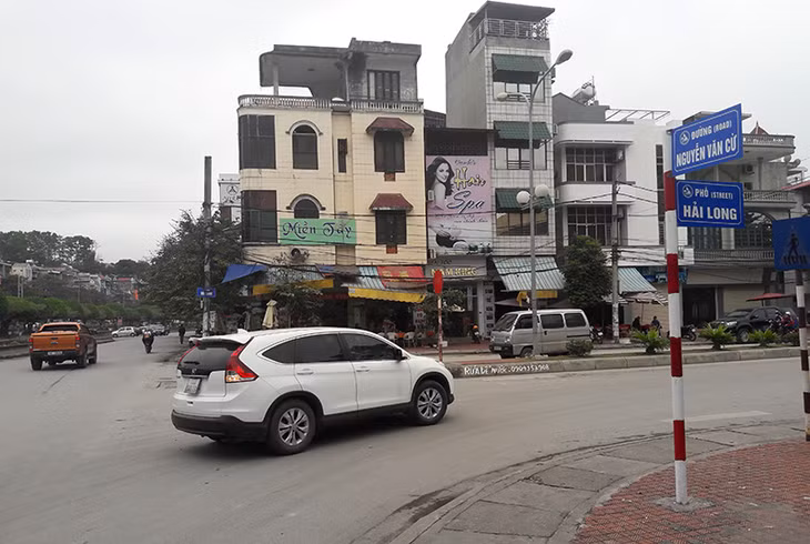 Biển tên phố trên địa bàn Hạ Long được dịch sang tiếng Anh tạo thuận tiện cho khách du lịch quốc tế khi tham quan thành phố.