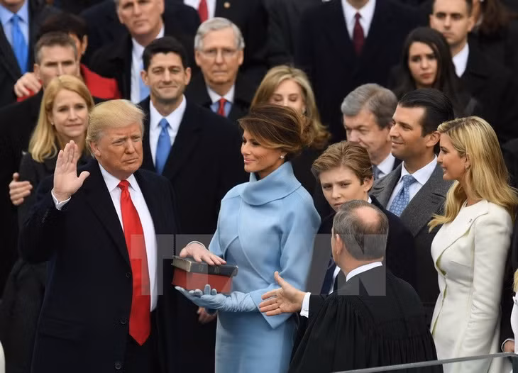 Tổng thống đắc cử Donald Trump đọc lời tuyên thệ tại Washington, DC, ngày 20/1. (Nguồn: AFP/TTXVN)