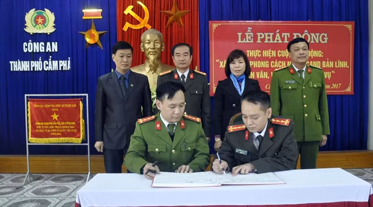 Đại diện các đơn vị ký giao ước thi đua.
