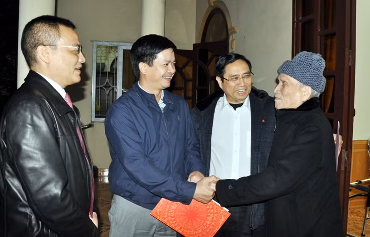 Các đồng chí đoàn ĐBQH tỉnh thăm cán bộ lão thành Nguyễn Ngọc Đàm, nguyên Chủ tịch UBND tỉnh.