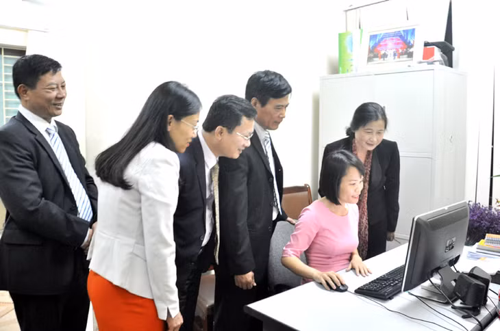 Đồng chí Đỗ Thị Hoàng, Phó Bí thư Thường trực Tỉnh ủy thăm nơi làm việc của cán bộ, công chức Báo Quảng Ninh điện tử. 