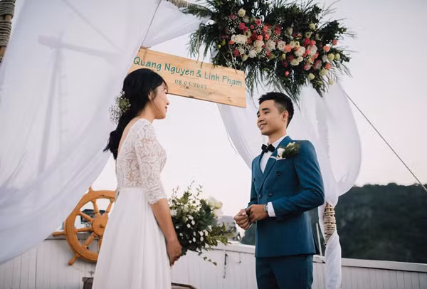 Trước khi lễ đính hôn diễn ra, chú rể Nguyễn Quang đã cùng bạn bè thân thiết lên ý tưởng trang trí du thuyền, sau đó tự mua đồ, tự làm cổng hoa cho lễ đính hôn của mình. “Mình muốn dành tặng cô ấy một đám cưới nhẹ nhàng, ấm áp, không xô bồ. Và dù lễ đính hôn đã diễn ra mấy ngày rồi, nhưng những cảm xúc khi đó vẫn khiến cả 2 đứa đều lâng lâng hạnh phúc”, chú rể Nguyễn Quang bày tỏ.