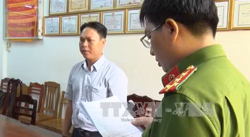Nguyên Phó Chánh Thanh tra Sở Giao thông Vận tải TP Cần Thơ nghe lệnh khởi tố, bắt tạm giam hồi tháng 9/2016. (ảnh: Thanh Sang/TTXVN)