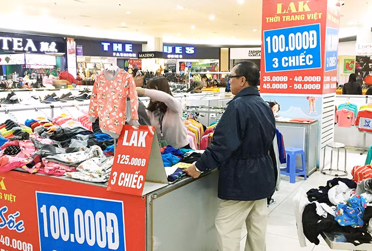 Mặt hàng thời trang trẻ em được bán giảm giá tại Big C Hạ Long.