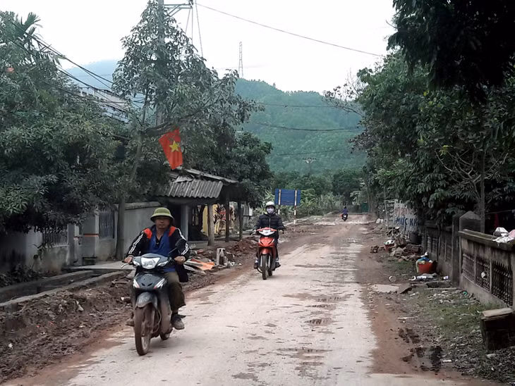 Tình trạng người dân tham gia giao thông không đội mũ bảo hiểm ở xã Hải Lạng (Tiên Yên) khá phổ biến.