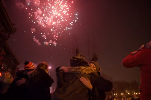 Pháo hoa tại thủ đô Bắc Kinh, Trung Quốc trong đêm giao thừa. (Ảnh: AFP)