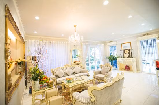 Trong nhà đã bày biện hoa quả sẵn sàng cho ngày Tết. 