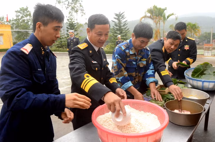 cùng nhau gói bánh chưng...