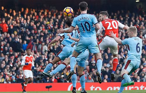Mustafi đánh đầu ghi bàn mở tỷ số cho Arsenal.
