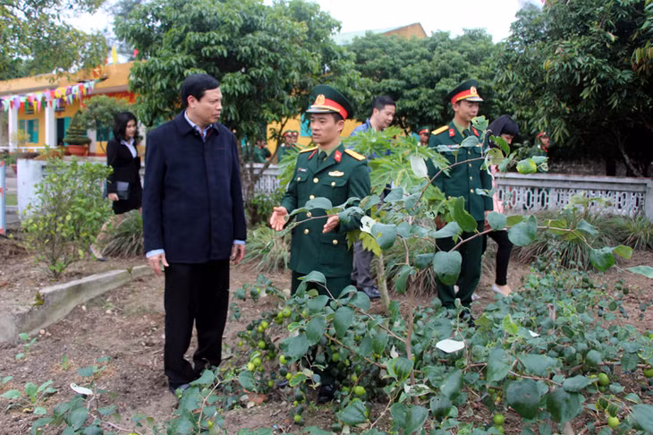 Chủ tịch UBND tỉnh Nguyễn Đức Long thăm khu vực tăng gia sản xuất của CBCS Bộ đội Đảo Vĩnh Thực.