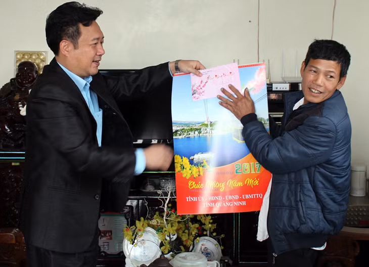 Đồng chí Nguyễn Đức Thành, Phó Chủ tịch HĐND Tỉnh tặng quà cho gia đình vận động viên Phạm Thị Huệ.