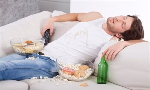 Chúng ta sẽ có cảm giác đói sau khi uống nhiều đồ uống có cồn. Ảnh: Tookapic.