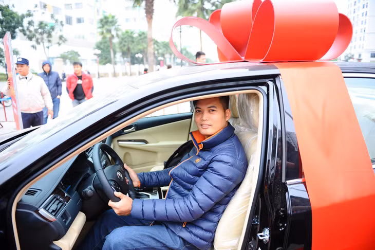 Anh Nguyễn Duy Quân (Quảng Ninh) sung sướng ngồi lên chiếc xe Camry của mình.