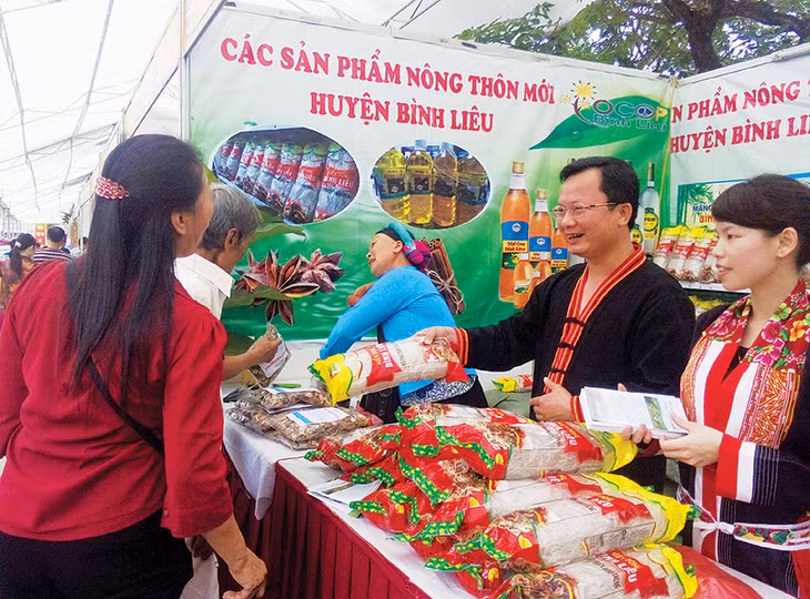 Sản phẩm miến dong Bình Liêu được du khách ưa chuộng tại Hội chợ OCOP. Trong ảnh: Đồng chí Cao Tường Huy, Trưởng Ban Tuyên giáo Tỉnh ủy, khi đó là Bí thư Huyện ủy Bình Liêu đã trực tiếp tham gia quảng bá sản phẩm tại Hội chợ OCOP 2014.