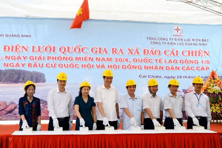 8. Xã đảo Cái Chiên - xã đảo cuối cùng của tỉnh Quảng Ninh đã được hòa điện lưới quốc gia (ngày 28-4-2016).&nbsp;Đây là một dự án quan trọng đối với an ninh quốc phòng, bảo vệ chủ quyền biển đảo vùng Đông Bắc của Tổ quốc; mang lại lợi ích toàn diện và tạo động lực cho phát triển kinh tế biển bền vững. Thể hiện tinh thần quyết tâm của Đảng bộ, chính quyền tỉnh Quảng Ninh vì mục tiêu an sinh xã hội, quốc phòng an ninh trên vùng biển đảo tiền tiêu của Tổ quốc. Trong ảnh: Các đại biểu ấn nút đóng điện dự án đưa điện lưới ra xã đảo Cái Chiên.