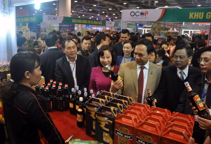 Sau lễ khai mạc, các vị đại biểu đã đi tham quan các gian hàng tại 