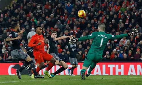 Nếu Sturridge tận dụng được một trong hai cơ hội ngon ăn nhất trận của Liverpool từ hiệp một, rất có thể cục diện trận đấu đã khác. Ảnh: Reuters.