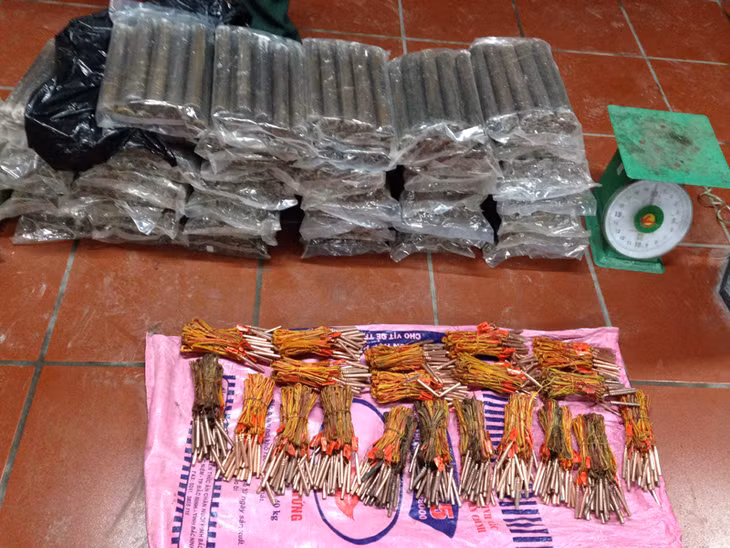 80kg thuốc nổ và 500 kíp điện đối tượng Thuý vận chuyển trái phép.