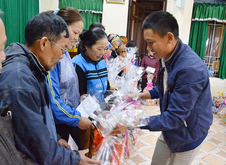 Các nhà hảo tâm trên địa bàn TP Hạ Long tặng quà Tết cho đối tượng chính sách phường Đại Yên (TP Hạ Long).