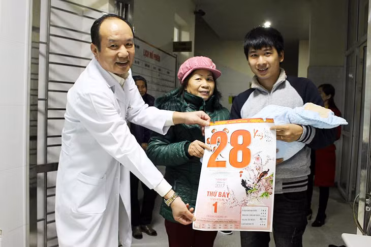 Giám đốc bệnh viện Sản - Nhi Quảng Ninh trao quà và lì xì cho bé trai đầu tiên chào đời vào thời khắc năm mới 2017.