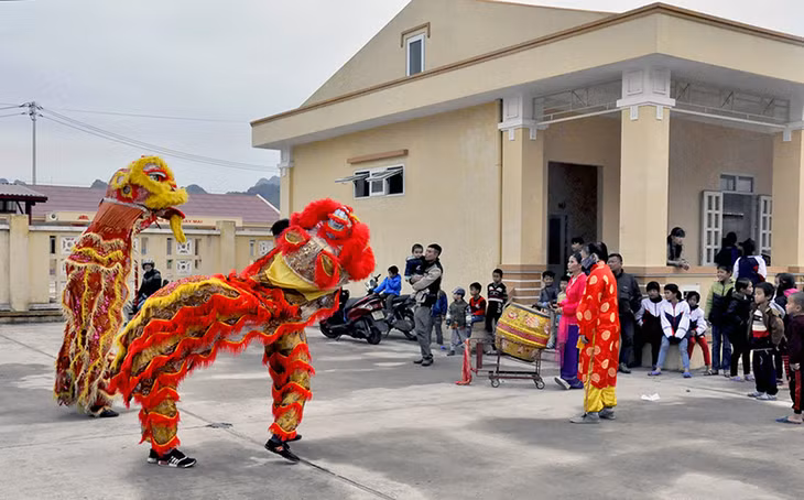 Đội múa lân tập luyện để múa vào đêm giao thừa tổ chức tại Nhà Văn hoá khu 8, phường Hà Phong, TP Hạ Long.