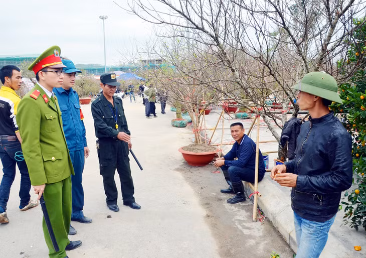 Đội tuần tra an ninh, phường Hồng Hải (TP Hạ Long) nhắc nhở các hộ kinh doanh thực hiện đúng các quy định về đảm bảo ANTT tại Hội hoa Xuân 2017.