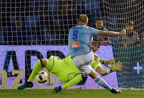 Sau cú sút của Guidetti, bóng đập chân thủ môn Casilla trước khi văng tới vị trí của Danilo.