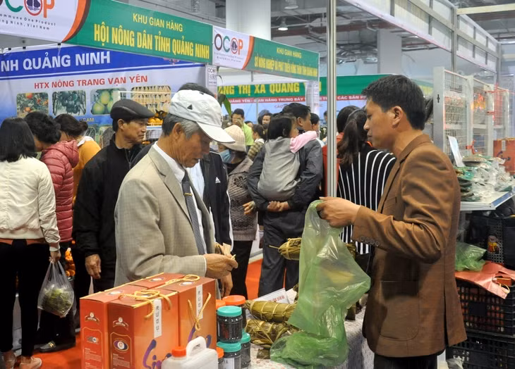 Đông đảo người dân tham quan, mua sắm tại hội chợ.