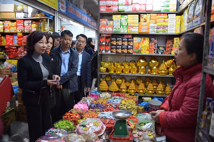 Phó Chủ tịch UBND tỉnh Vũ Thị Thu Thủy kiểm tra công tác đảm bảo vệ sinh ATTP phục vụ Tết tại chợ Hạ Long II