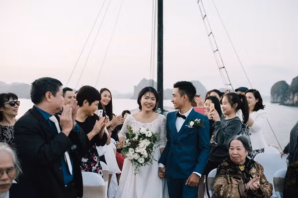Cặp đôi xuất hiện trong những tràng vỗ tay và những lời chúc mừng không ngớt từ gia đình và bạn bè thân thiết.