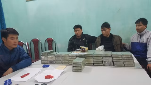 Đối tượng Âu Văn Tạch cùng tang vật vụ án.