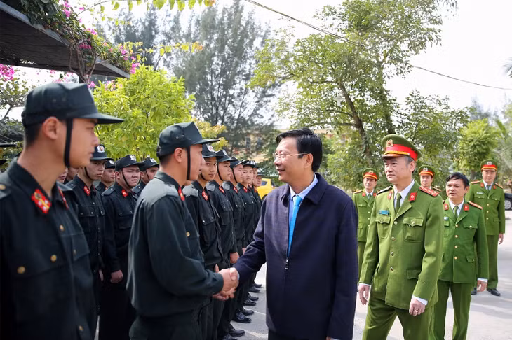 Đồng chí Bí thư Tỉnh ủy trò chuyện với cán bộ, chiến sỹ Tiểu đoàn cảnh sát cơ động CA tỉnh.