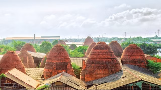 Ô nhiễm không khí đáng báo động tại các làng nghề, khu công nghiệp.
