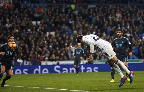Morata bay người đánh đầu ấn định chiến thắng cho Real.