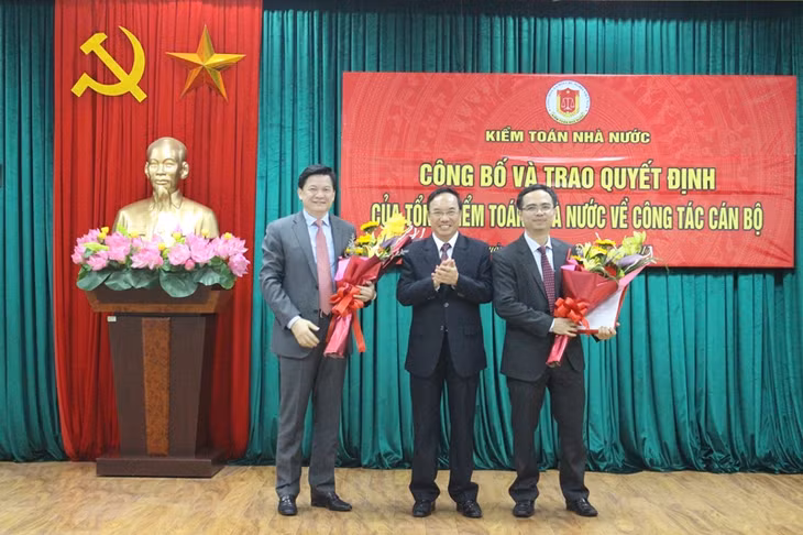 Đồng chí Đoàn Xuân Tiên, Phó Tổng Kiểm toán Nhà nước trao quyết định bổ nhiệm cán bộ Kiểm toán nhà nước khu vực VI