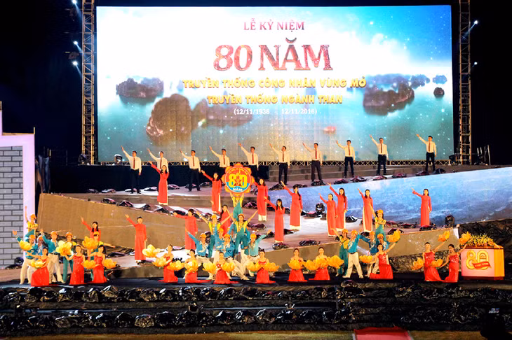 4. Kỷ niệm 80 năm Truyền thống công nhân Vùng mỏ - Truyền thống ngành Than với nhiều công trình ý nghĩa được hoàn thành.&nbsp;Trong đó tiêu biểu là công trình Tượng đài đồng chí Vũ Văn Hiếu - Bí thư Đặc khu ủy đầu tiên của Khu mỏ Quảng Ninh. Trải qua 80 năm, Quảng Ninh đã trở thành trung tâm sản xuất than và năng lượng lớn nhất của cả nước; là nơi giai cấp công nhân Vùng mỏ rèn luyện, phát triển lớn mạnh, hình thành nên truyền thống “kỷ luật và đồng tâm” - giá trị tinh thần riêng có của Quảng Ninh. Trong ảnh: Tiết mục văn nghệ “Tự hào Than Việt Nam” mở đầu cho Lễ kỷ niệm 80 năm Truyền thống công nhân Vùng mỏ - Truyền thống ngành Than.