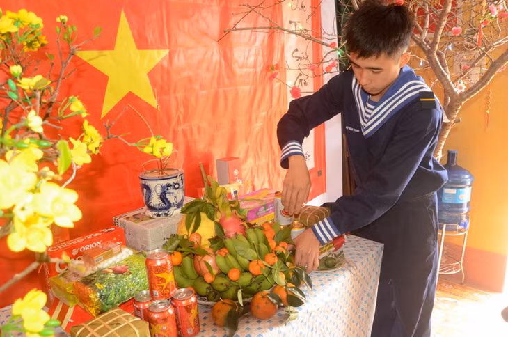 Còn tại các đơn vị đóng quân, những người lính đảo cũng đang rộn ràng chuẩn bị cái tế cho đơn vị với sắp bàn thờ Bác cùng mâm ngũ quả..