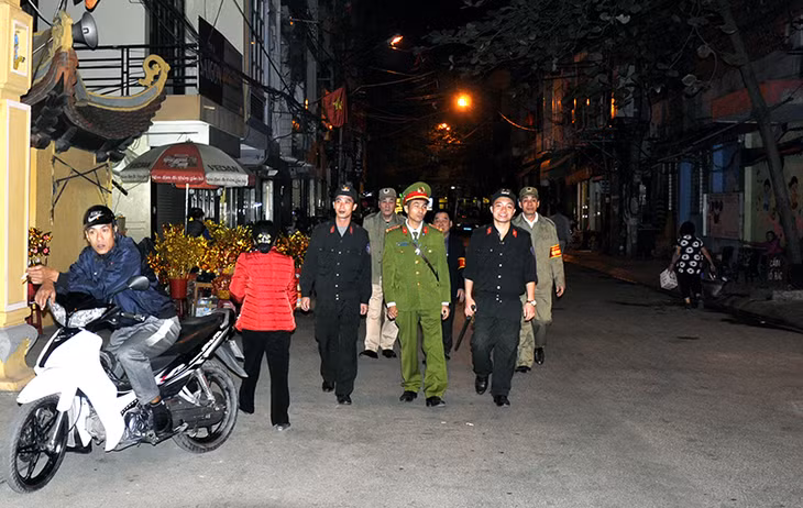 Cảnh sát cơ động Công an tỉnh phối hợp với Công an TP Hạ Long,lực lượng an ninh ở cơ sở tuần tra giữ gìn ANTT trên địa bàn.